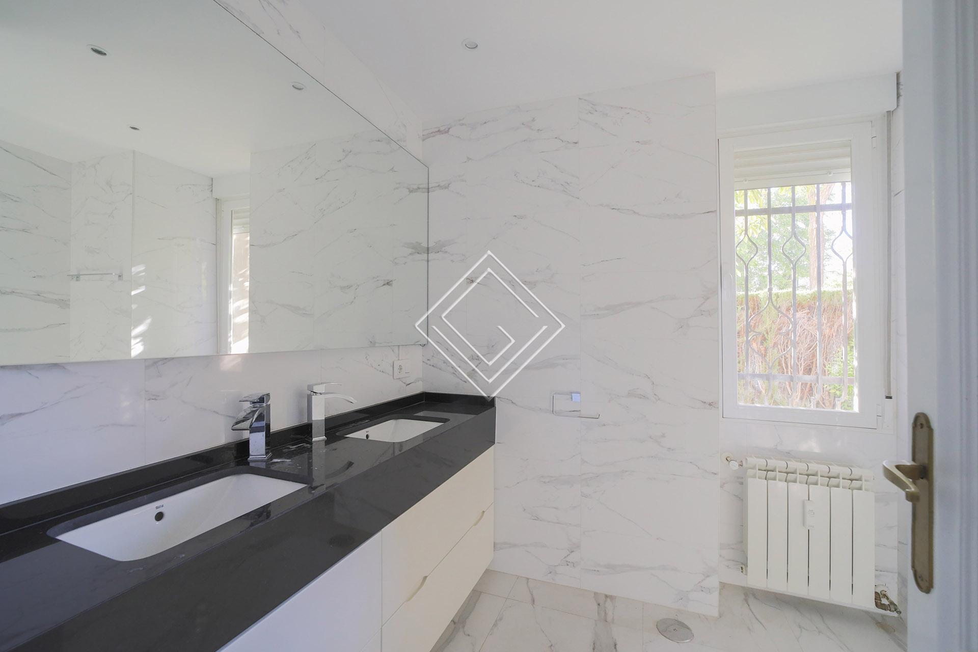 Amplio y luminoso bajo en El Viso - Imagen 11