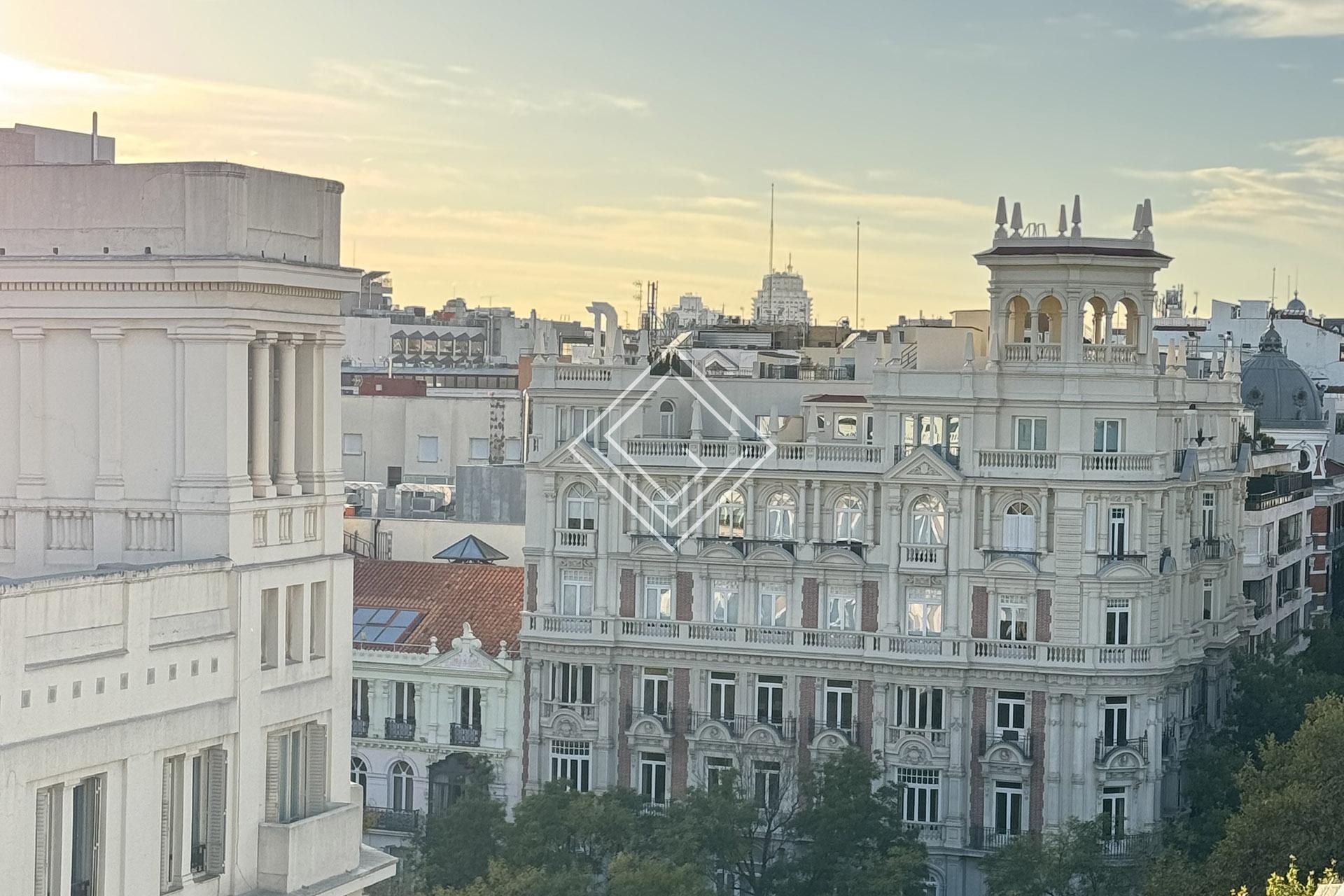 Magnifico ático abuhardillado con terraza en Recoletos - Imagen 1